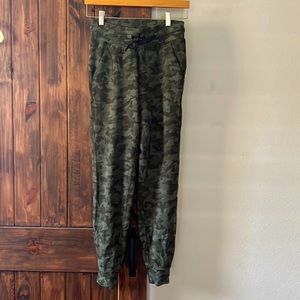 Green camo jogger